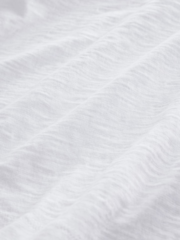 Tricou de la Next pe alb