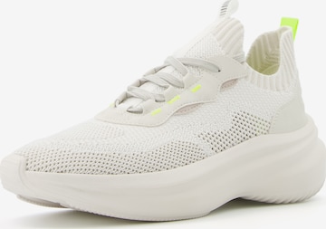 Sneaker low de la Bershka pe alb: față