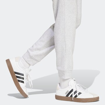 ADIDAS SPORTSWEAR - Tapered Pantalón deportivo 'FEELCOZY' en gris
