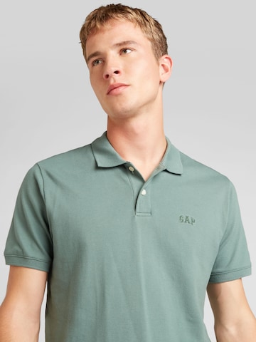 Tricou de la GAP pe verde