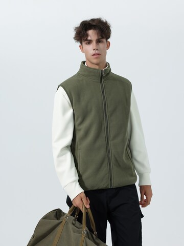 Youthup Vest in Green: front