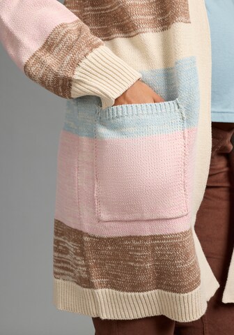 Neun Monate Strickjacke in Mischfarben
