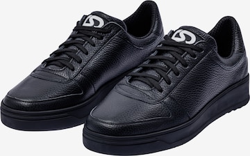 Baskets basses 'Official' Club Shoes Relics en noir : devant