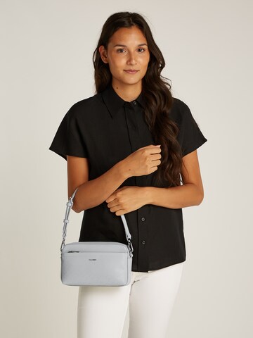Borsa a spalla 'Must' di Calvin Klein in grigio