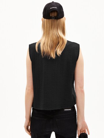 Chemisier 'NERAA CRINKLE' ARMEDANGELS en noir : devant