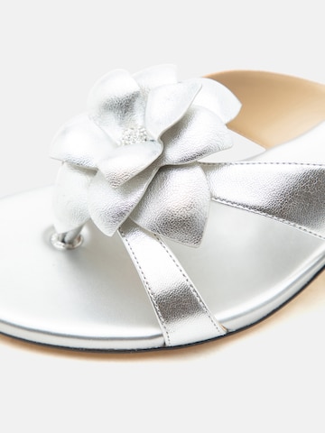 MICHAEL Michael Kors Šľapky 'JACIE KITTEN' - Strieborná