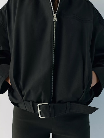 Pull&Bear Välikausitakki värissä musta