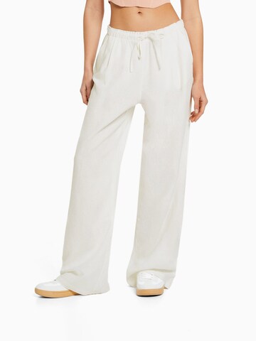 Bershka Wide leg Pants in White: front