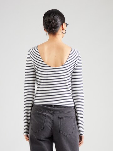 ONLY - Camiseta 'ONLKISS' en blanco