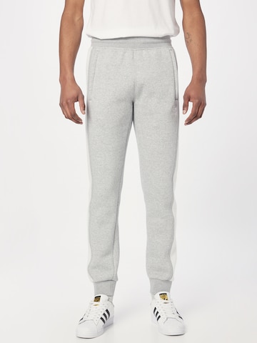 ADIDAS ORIGINALS Tapered Housut 'Trefoil Essentials+ Reverse Material' värissä harmaa: edessä