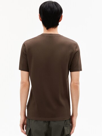 ARMEDANGELS Regular Fit T-Shirt JAAMES in Braun