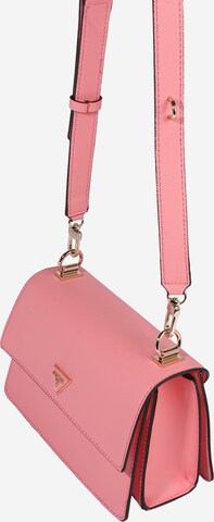 GUESS Τσάντα ώμου 'Alexie' σε ροζ: μπροστά
