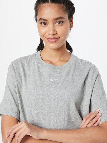 Nike Sportswear - Camisa 'Essential' em cinzento