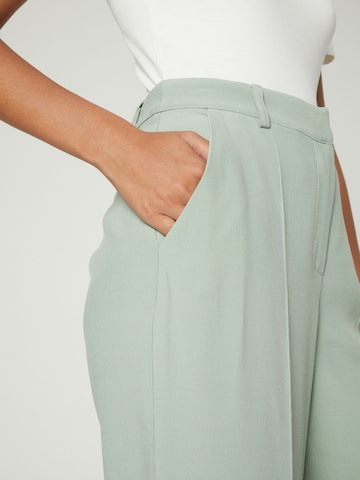 A LOT LESS - Pierna ancha Pantalón de pinzas 'Daliah' en verde