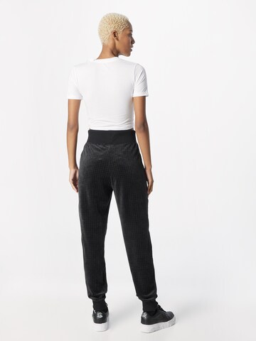 Nike Sportswear Tapered Pleat-front trousers in Black