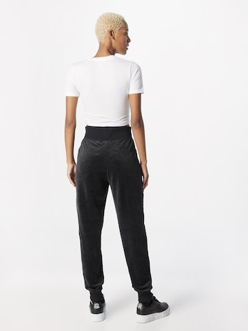 Nike Sportswear - Tapered Pantalón plisado en negro