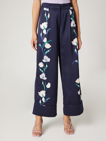 Guido Maria Kretschmer Women Wide leg Pleat-front trousers 'Isabeau' in Blue: front