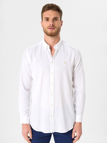 Coupe regular Chemise By Diess Collection en blanc : devant