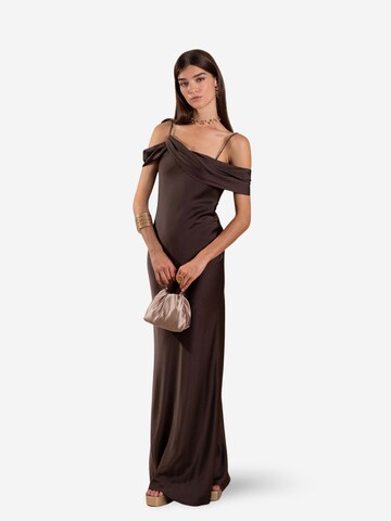 Robe de soirée THE-ARE en marron