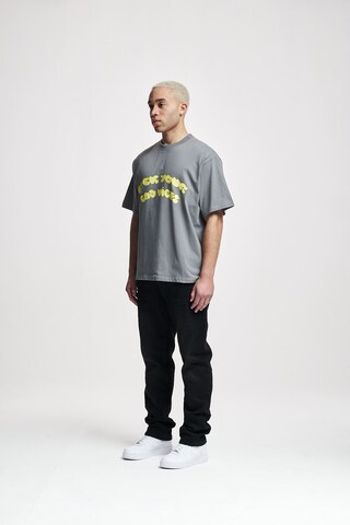 Tricou 'Vibes' de la 2Y Studios pe gri