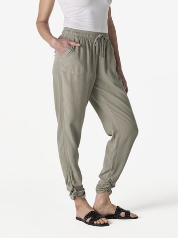 KOROSHI Tapered Housut värissä vihreä