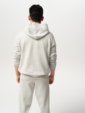 Sweat-shirt 'Eduard' ABOUT YOU x Jaime Lorente en gris