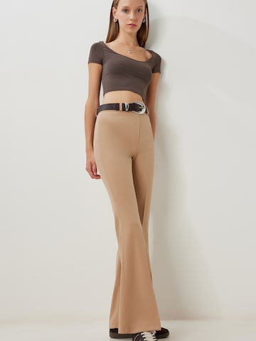 Happiness İstanbul Flared Pressveckad byxa i beige