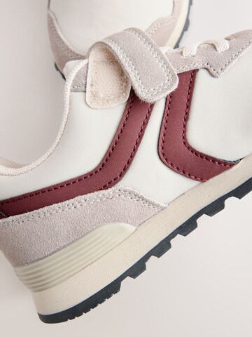 Next Сникърси в бяло