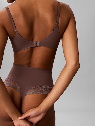 Slip scultant 'Sensual Stretch Lace' Calvin Klein en marron