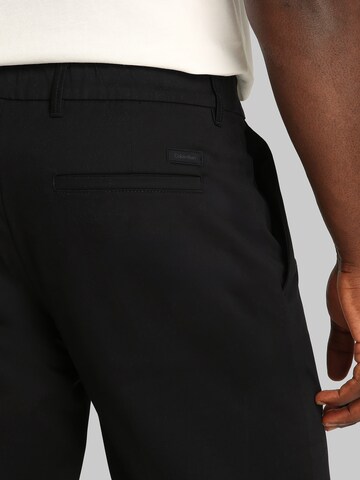 Calvin Klein Normální Kalhoty se sklady v pase – černá