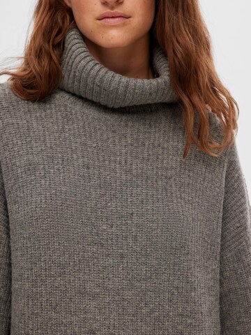 SELECTED Knitted dress in Grey