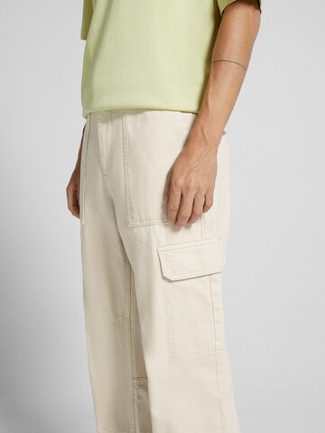 Bershka Loose fit Cargo trousers in Beige