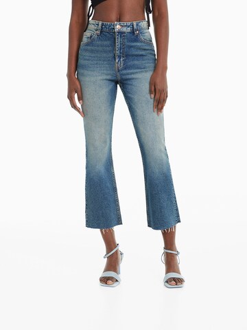 Bershka Flared Jeans in Blauw: voorkant