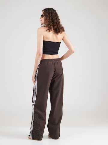 ADIDAS ORIGINALS - Pierna ancha Pantalón 'FB' en marrón