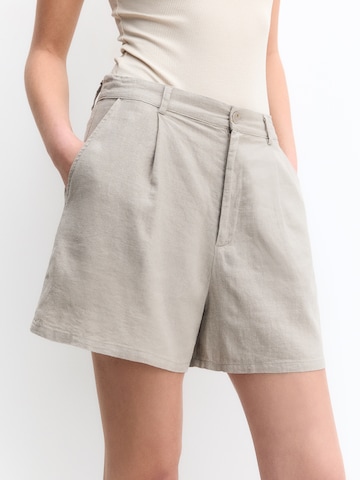 Pull&Bear Regular Shorts in Grau