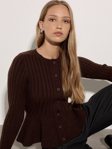 Cardigan ' Strickjacke mit geripptem Saum ' Apricot en marron