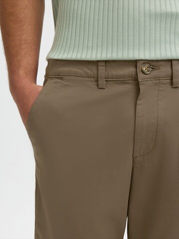 Coupe slim Pantalon chino 'SLHMILES' SELECTED en marron