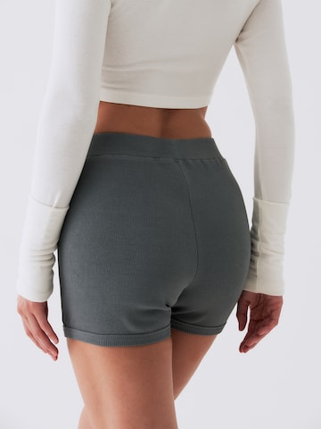 RÆRE by Lorena Rae Skinny Shorts 'Sina' in Grau