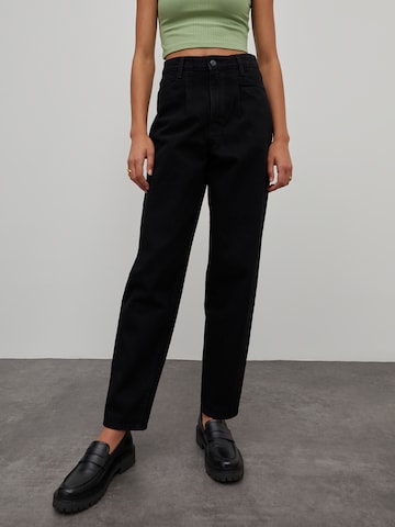 EDITED Tapered Jeans 'Rina' in Zwart: voorkant