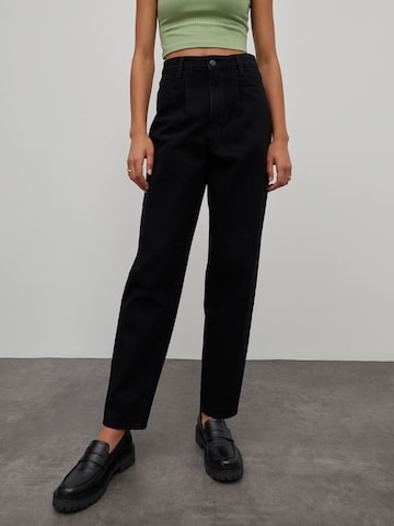EDITED Tapered Jeans 'Rina' in Black: front