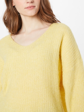 VERO MODA Sweater 'Julie' in Yellow