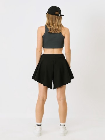 C&City Loosefit Shorts in Schwarz