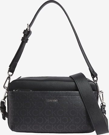 Calvin Klein Schultertasche in Schwarz: Vorderseite