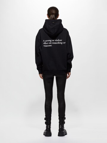 Young PoetsSweater majica 'Jola' - crna boja
