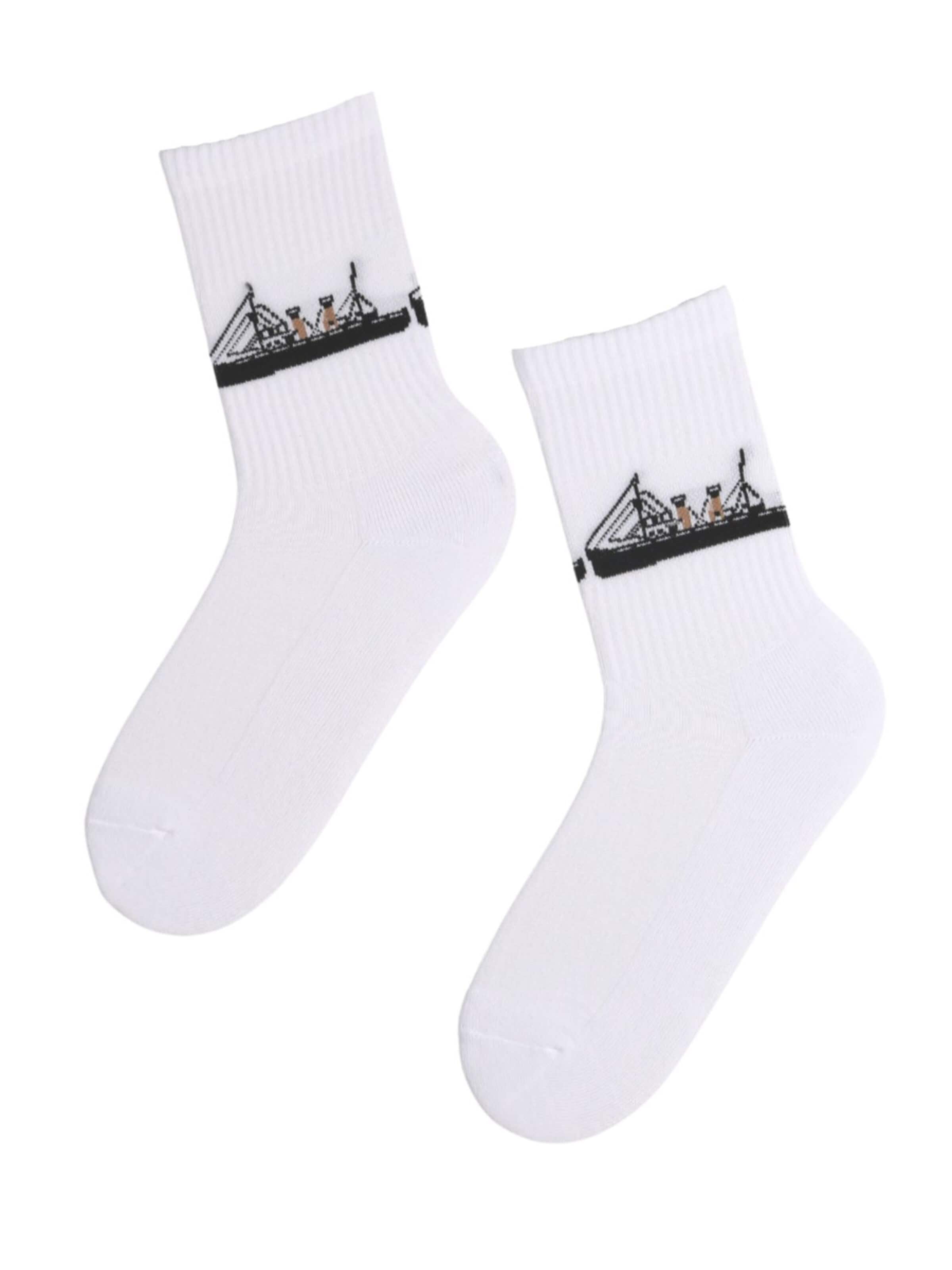 Calzino 'SUUR TÕLL socks with a ship' di Sokisahtel in bianco: frontale