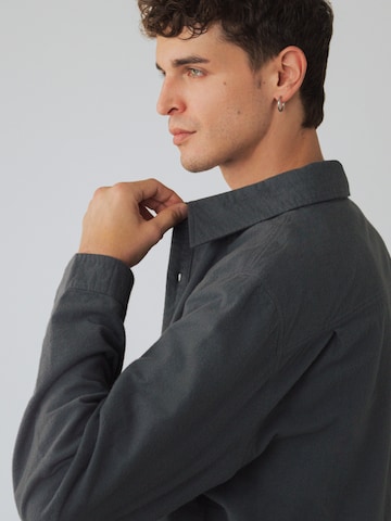 Maglietta di Honest Basics in grigio