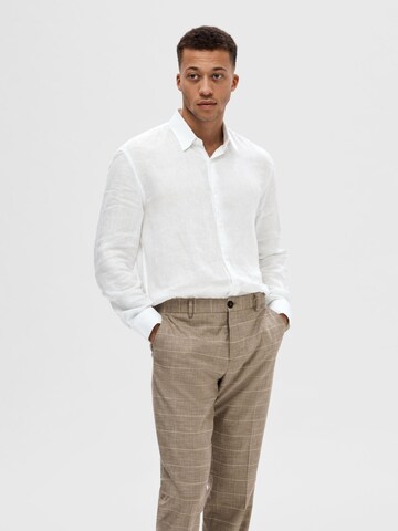 Coupe regular Chemise 'KYLIAN' SELECTED HOMME en blanc : devant