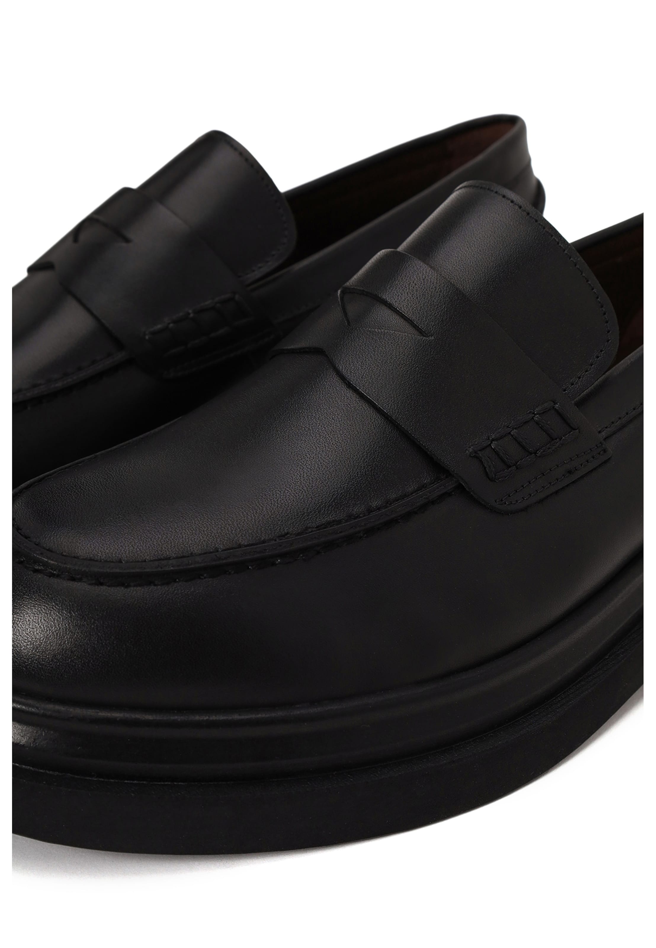 Derimod Classic Flats in Black