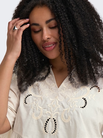 ONLY Carmakoma Bluse i beige