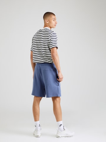 Nike Sportswear Loosefit Broek 'FLC' in Blauw: terug